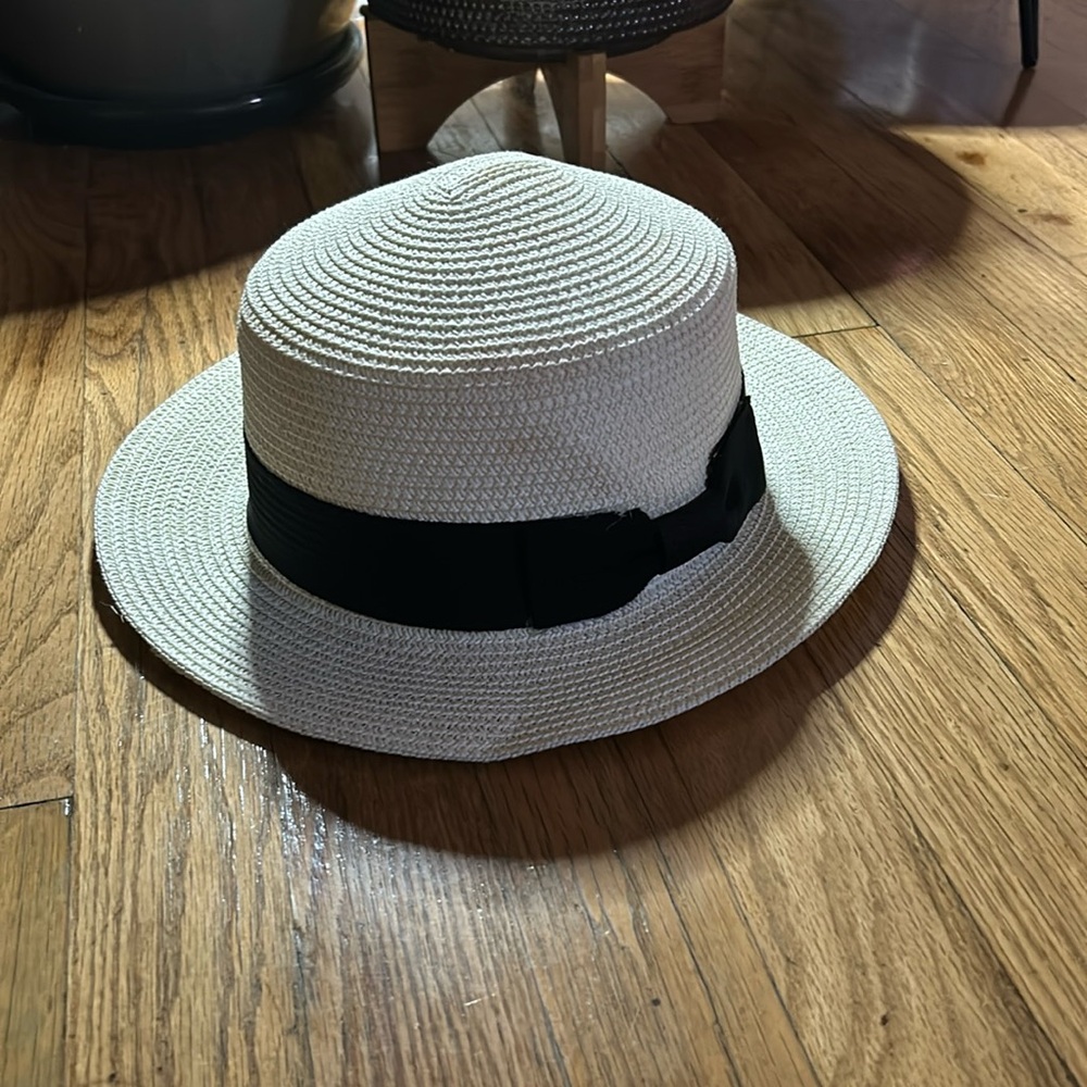 White hat. - Picture 1 of 2